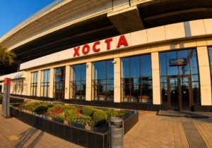 Экскурсия по центру Хосты от вокзала к старым улицам