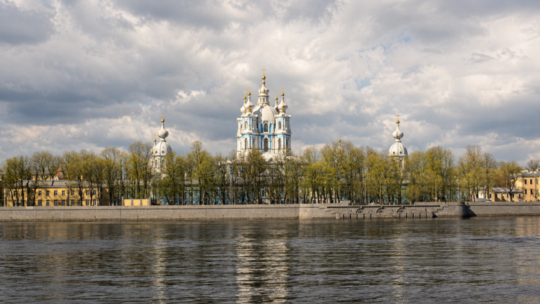набережная у Смольного в Санкт-Петербурге
